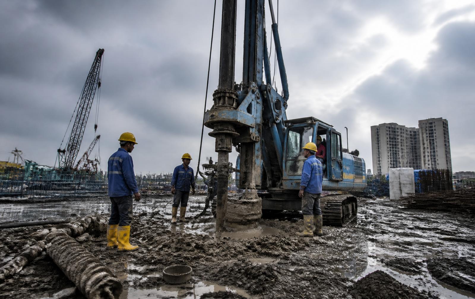 Alat bore pile mini crane mengebor pondasi di lokasi proyek